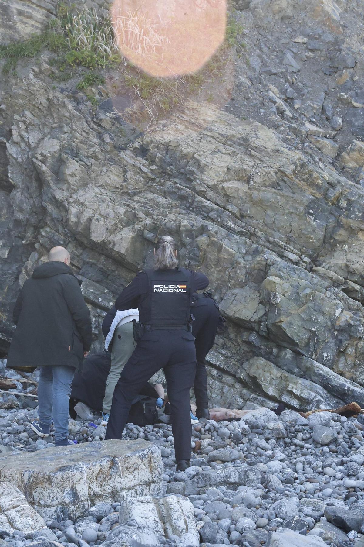 Investigan la muerte de un hombre en Gijón que apareció en la playa de Peñarrubia Investigan la muerte de un hombre en Gijón que apareció en la playa de Peñarrubia
