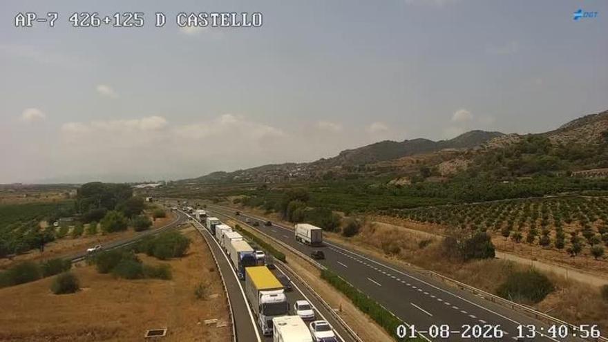 Muere una niña en un trágico accidente entre una autocaravana y un camión en la AP-7 en Benicàssim