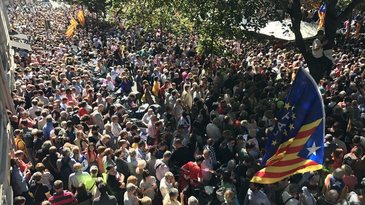 zentauroepp40197066 la  rambla de  catalunya repleta  de  gente  protestando  co170920162541