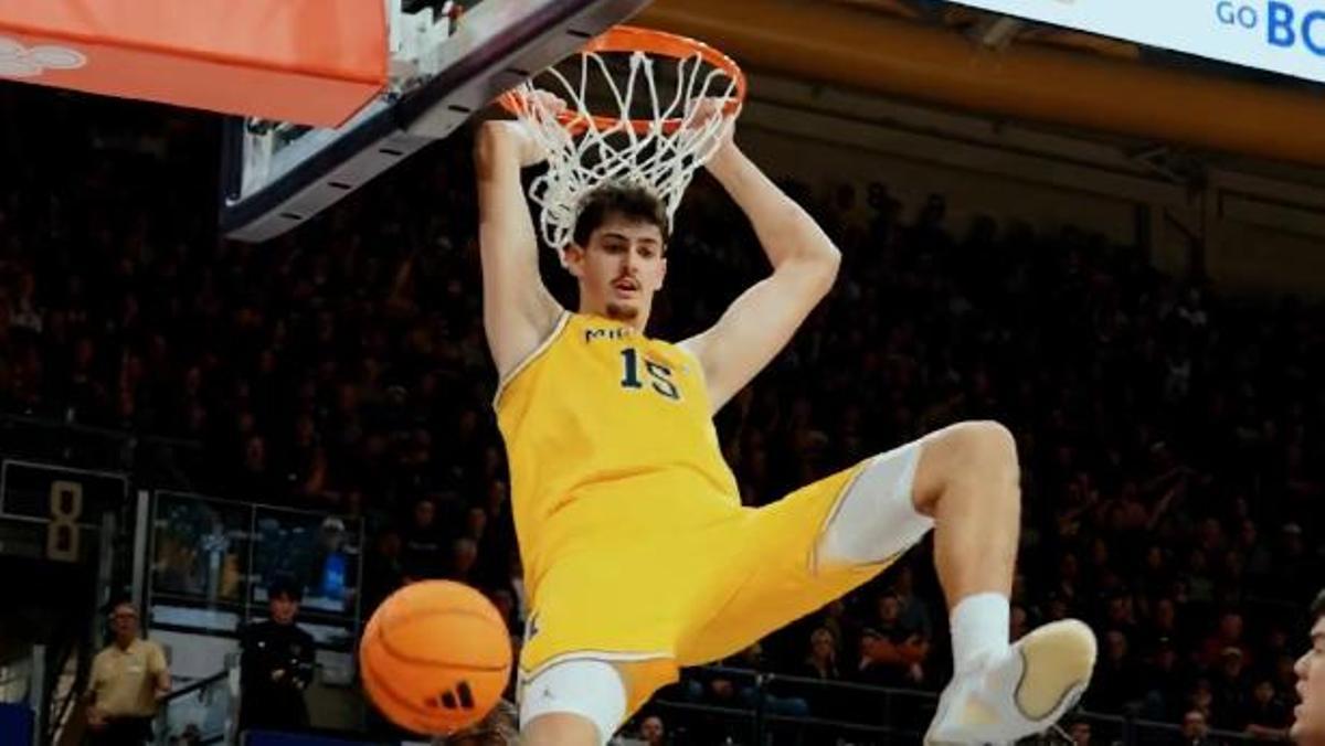 Aday Mara realiza un mate en el partido contra los Washington Huskies.