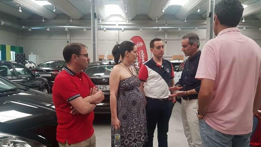 El alcalde Luciano Huerga y los ediles Nuria Herrero y Fernando Macros hablando con un concesionario.