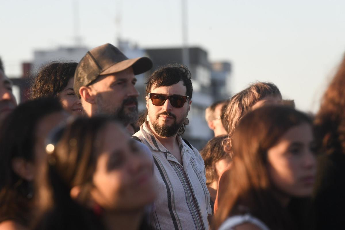 La cantautora y productora portuguesa llevó este jueves al castillo de San Antón una fusión de música tradicional lusa con sonidos electrónicos y sintetizadores durante la segunda jornada del Festival Noroeste Estrella Galicia.