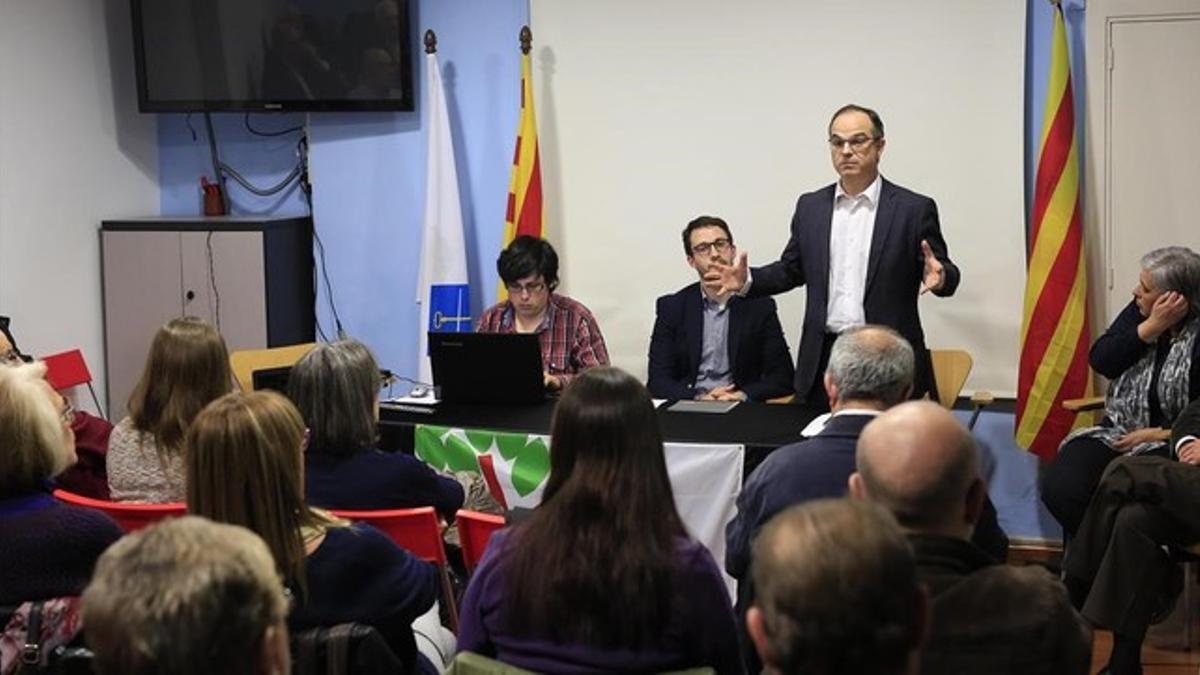 Jordi Turull interviene ante la asamblea de CDC de El Prat de Llobregat