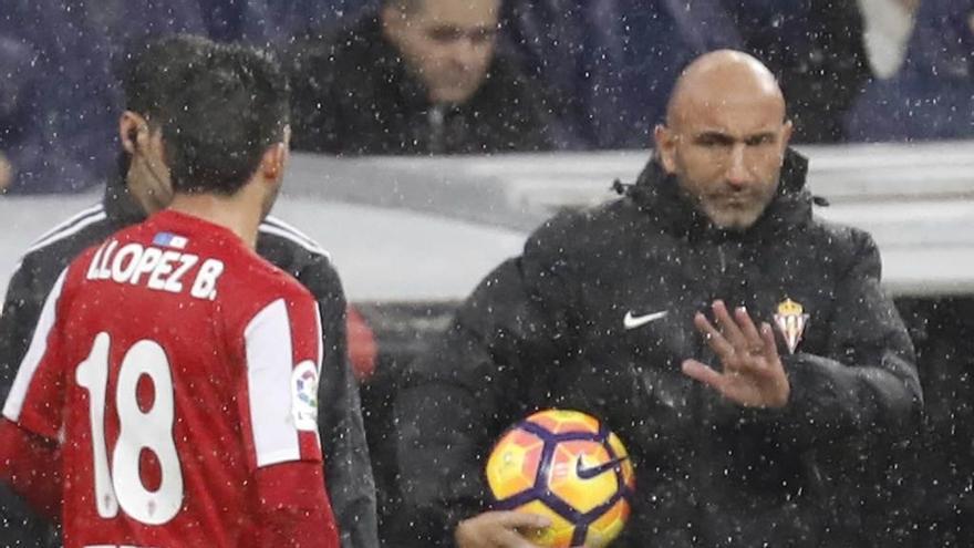 Abelardo sujeta el balón ante Isma López.