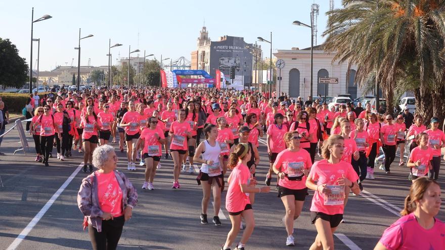 Más de 8.000 corredoras participan en la Marea Rosa de la Carrera de la Mujer de Valencia