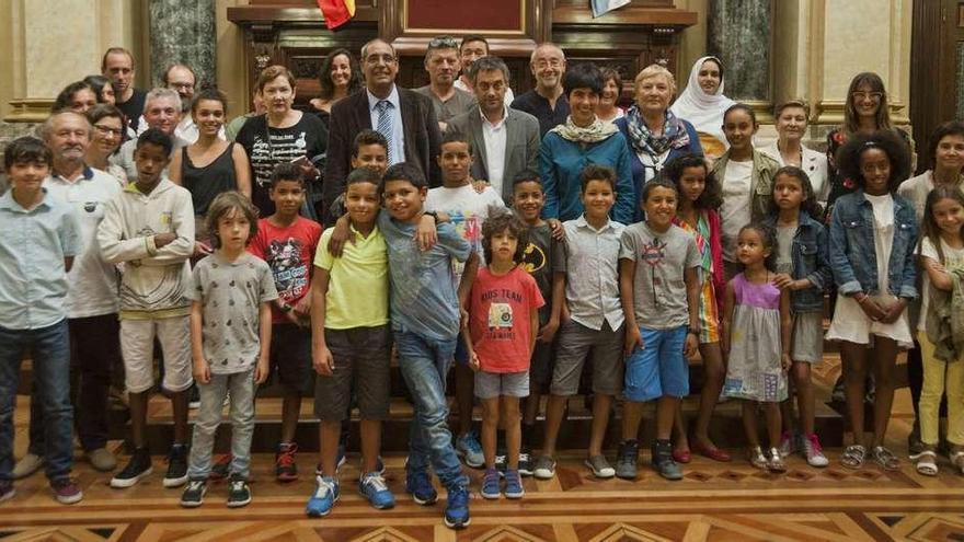 Las familias de acogida, los niños saharauis, el alcalde y la edil de Participación, durante la recepción de ayer en el Palacio Municipal.