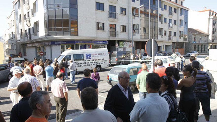 El director general de Caixa Galicia, José Luis Méndez, se desplazó ayer por la mañana a la sucursal de A Cañiza objeto del atraco frustrado. Tras reunirse con sus empleados, ya en lugar del tiroteo dio sus condolencias a los responsables de la Guardia Civil que custodiaban la zona.