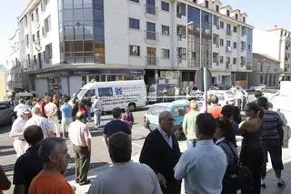 Un guardia civil muere acribillado a tiros al frustrar un atraco bancario en A Cañiza