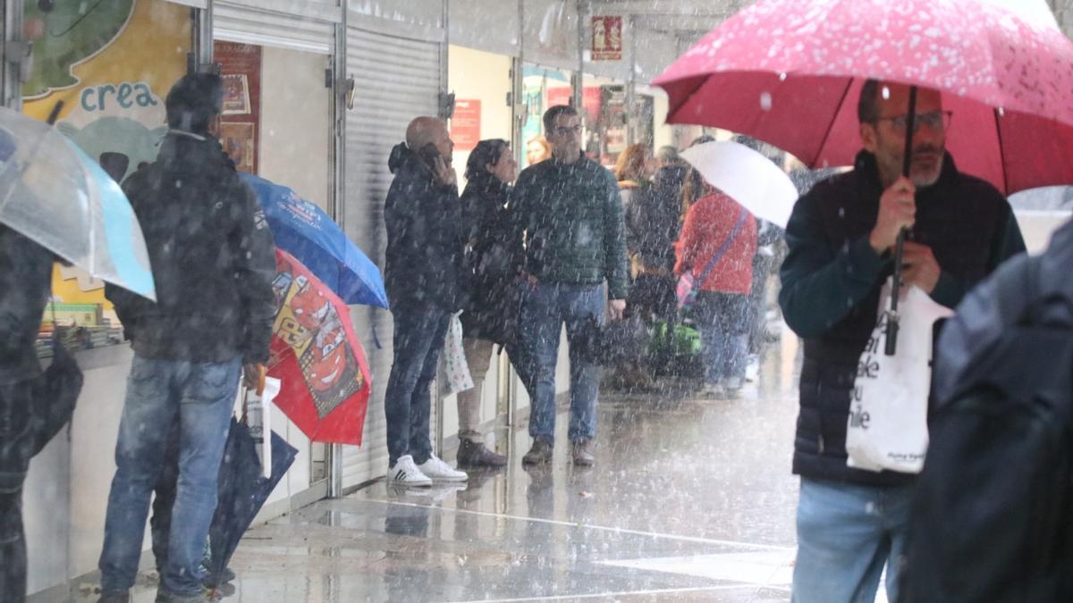 La lluvia, protagonista de la primera jornada de la Feria del Libro de Córdoba este viernes.