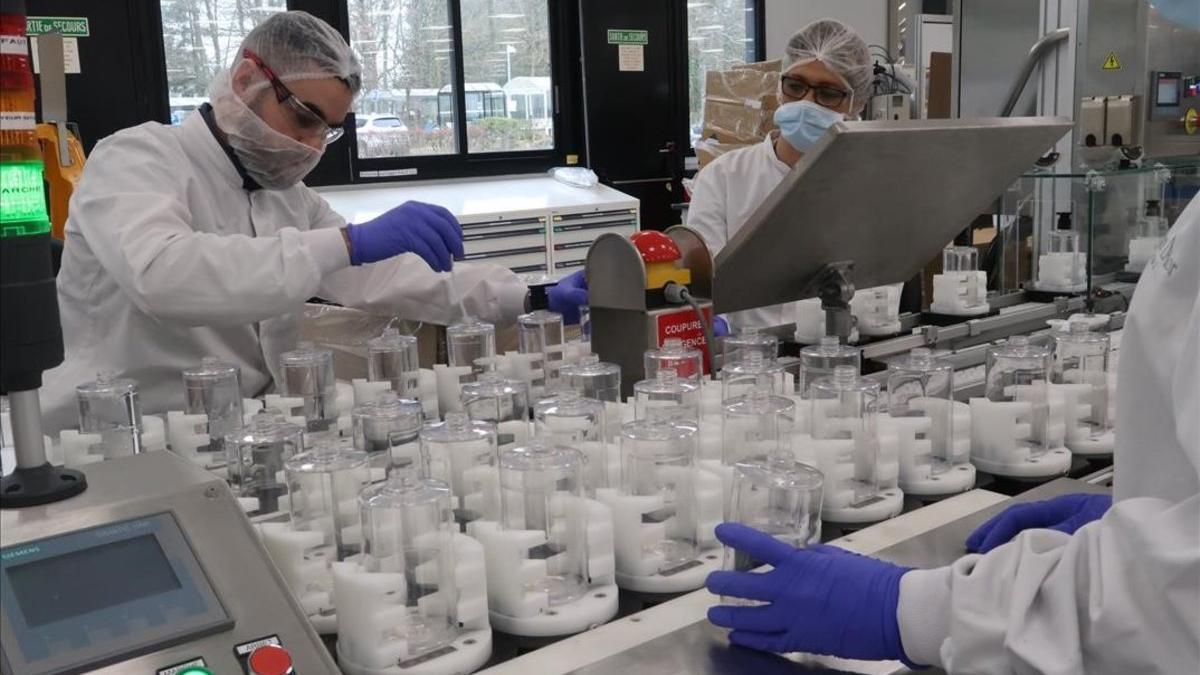 Uno de los laboratorios del grupo LVMH que ahora fabrica geles desinfectantes, en Saint Jean de Braye (Francia).