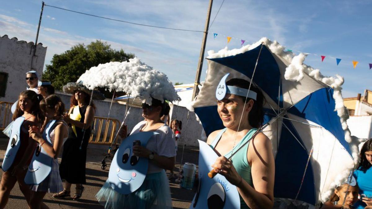 Las peñas se animaron a participar llenando de color las calles. | A. B.