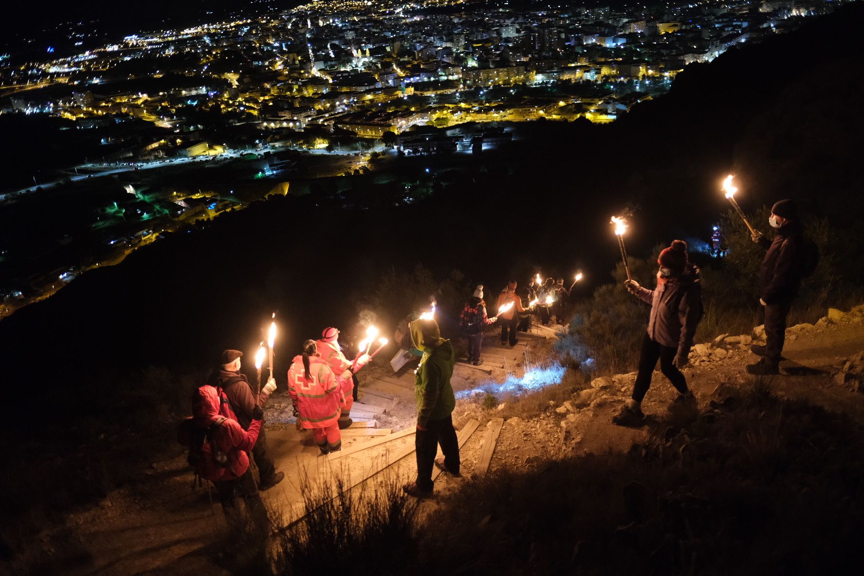 Bajada de antorchas del monte Bolón de Elda en la noche de Reyes