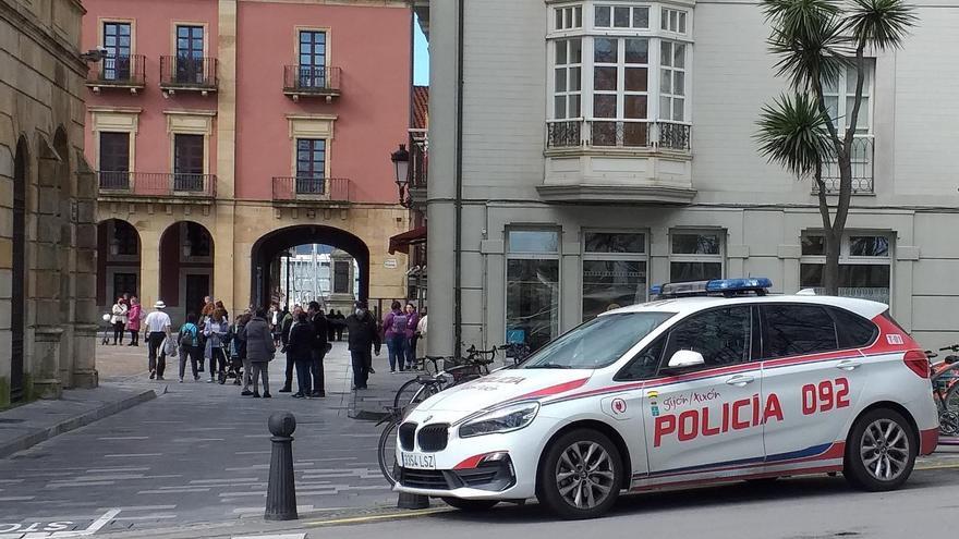 Denuncian a un policía local de Gijón que grabó una reunión de la negociación del convenio