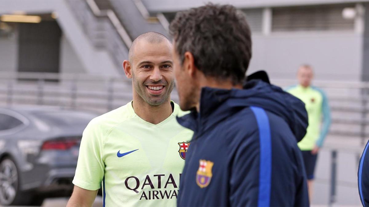 Javier Mascherano habla con Luis Enrique Martínez antes de un entrenamiento del Barça