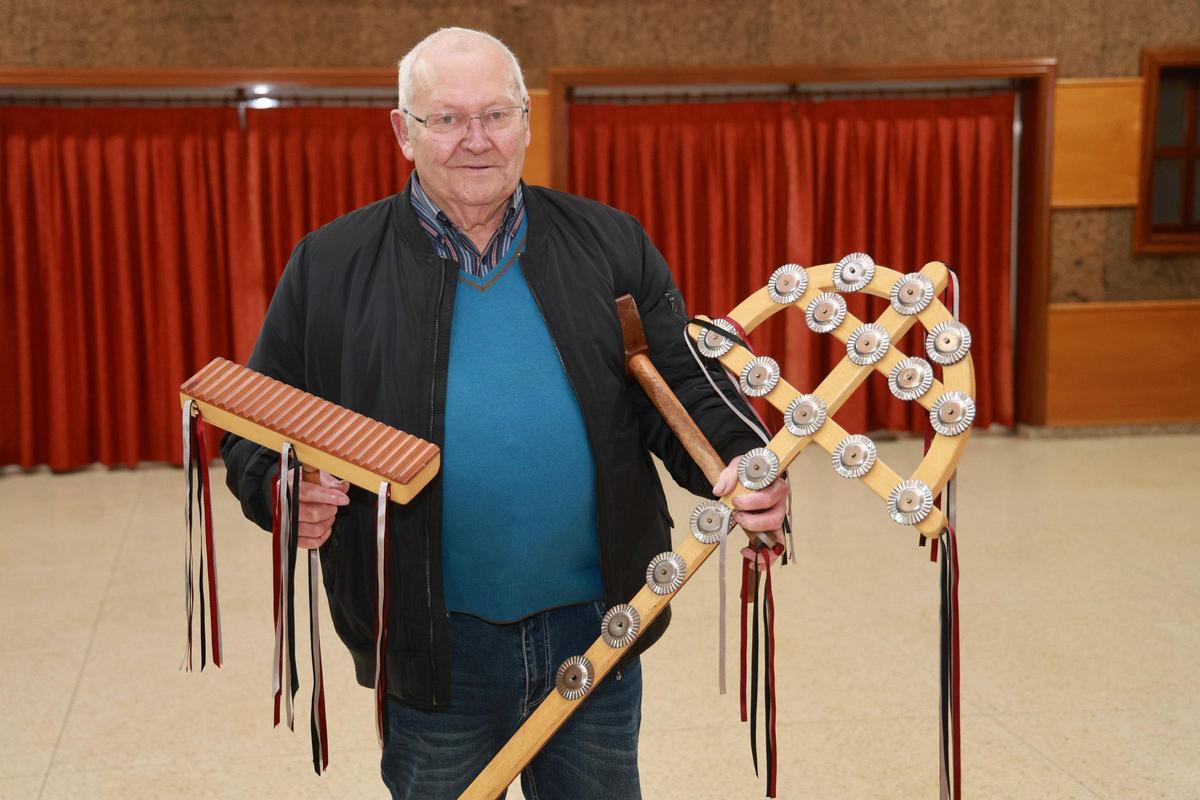 José Millán Dacuña, o carpinteiro artesán que elabora os cristos e roncos da Rondalla A Merced de Chaín.