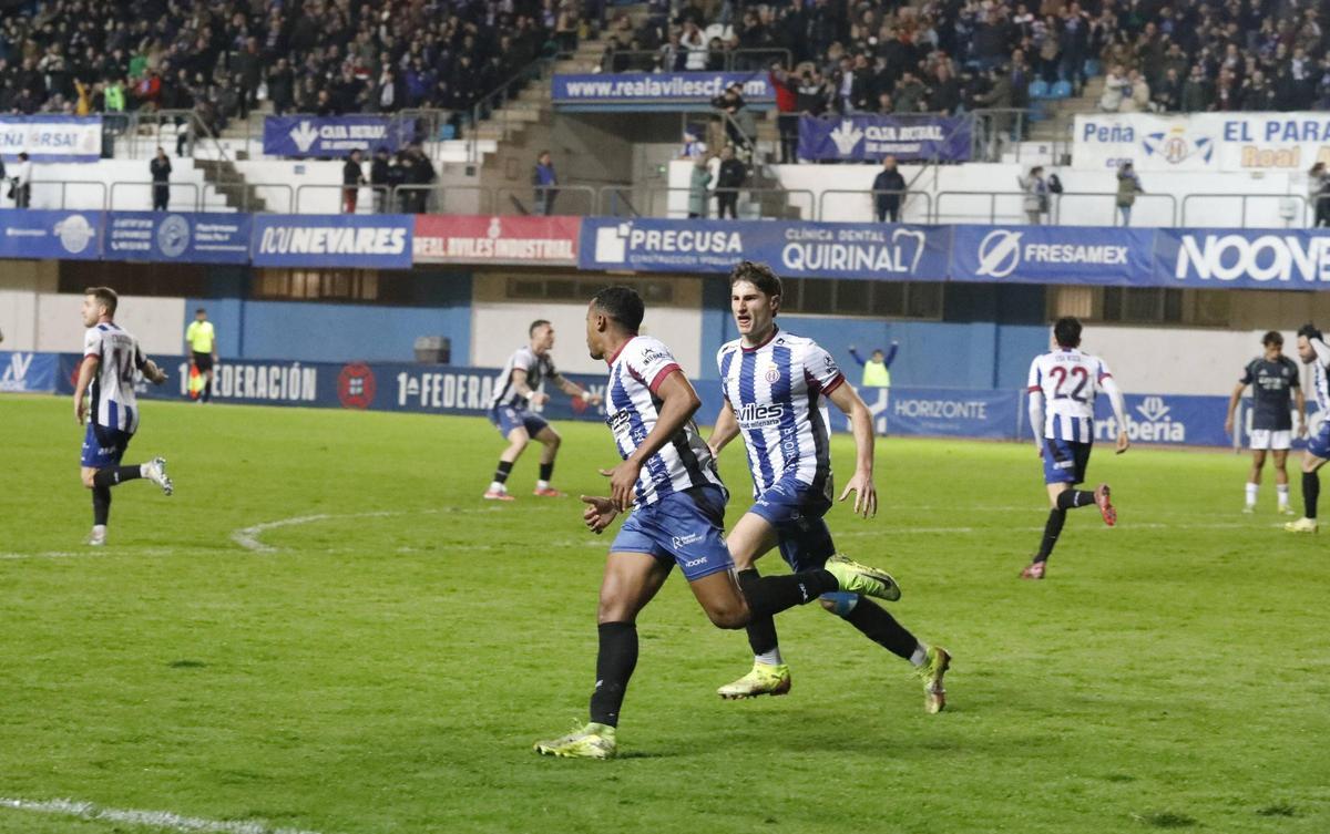 Quicala Bari celebra el tanto ante el Madrid Castilla, con Javi Cueto por detrás.