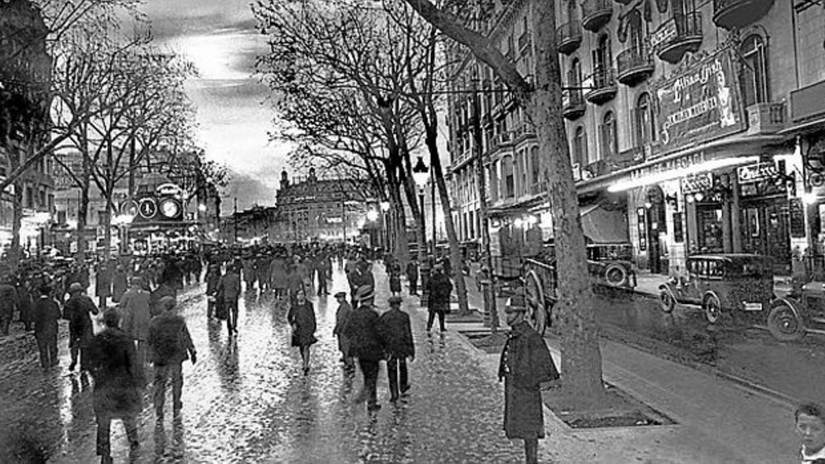 Una de las primeras vistas nocturnas de la Rambla editada en postal.