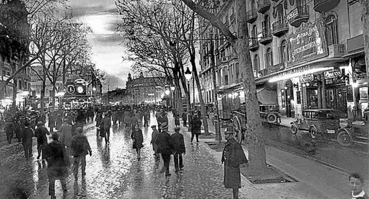 Una de les primeres vistes nocturnes de la Rambla editada en postal. Una de les primeres vistes nocturnes de la Rambla editada en postal.