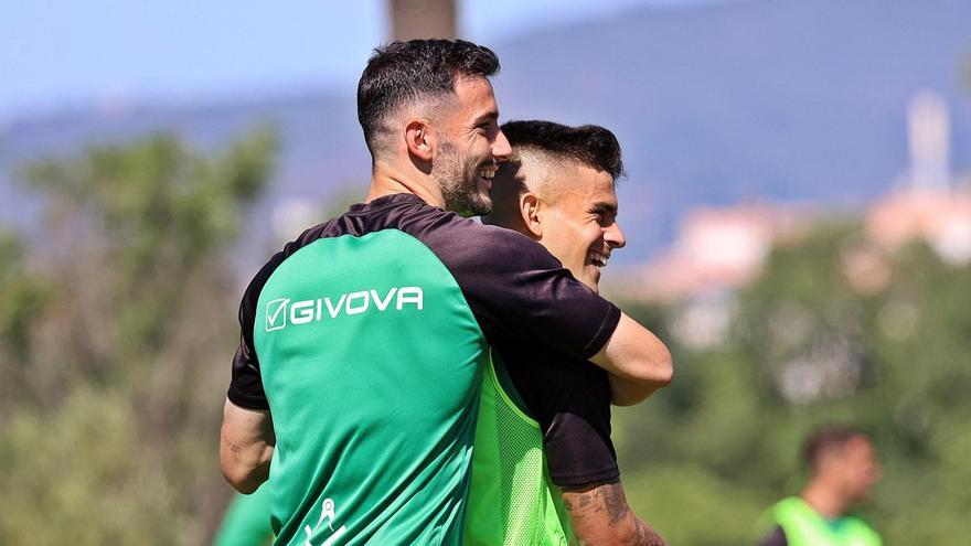 Carlos Albarrán y Kuki Zalazar sonríen durante un lance del entrenamiento de este jueves.