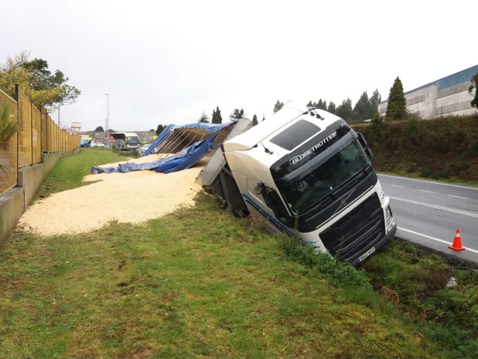 El accidente, registrado esta mañana en la N-VI, a la altura de las antiguas naves de Flex, no ha ocasionado heridos.