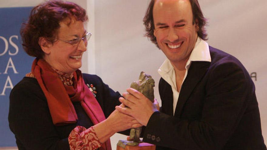 Isabel Aguirre entrega el Premio de Promoción Cultural de Galicia a Carlos Núñez.  // X. Álvarez