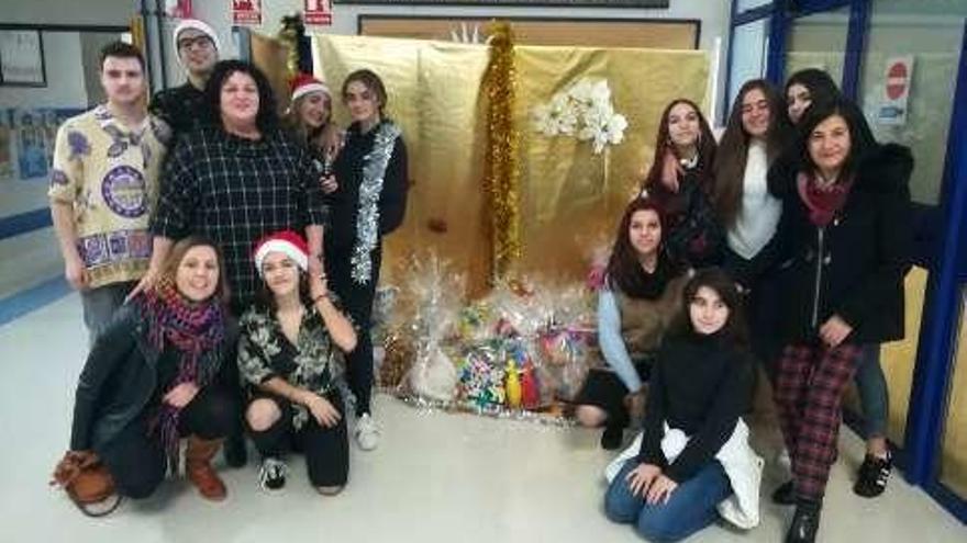 Alumnado del Pintor Colmeiro en la entrega de regalos.