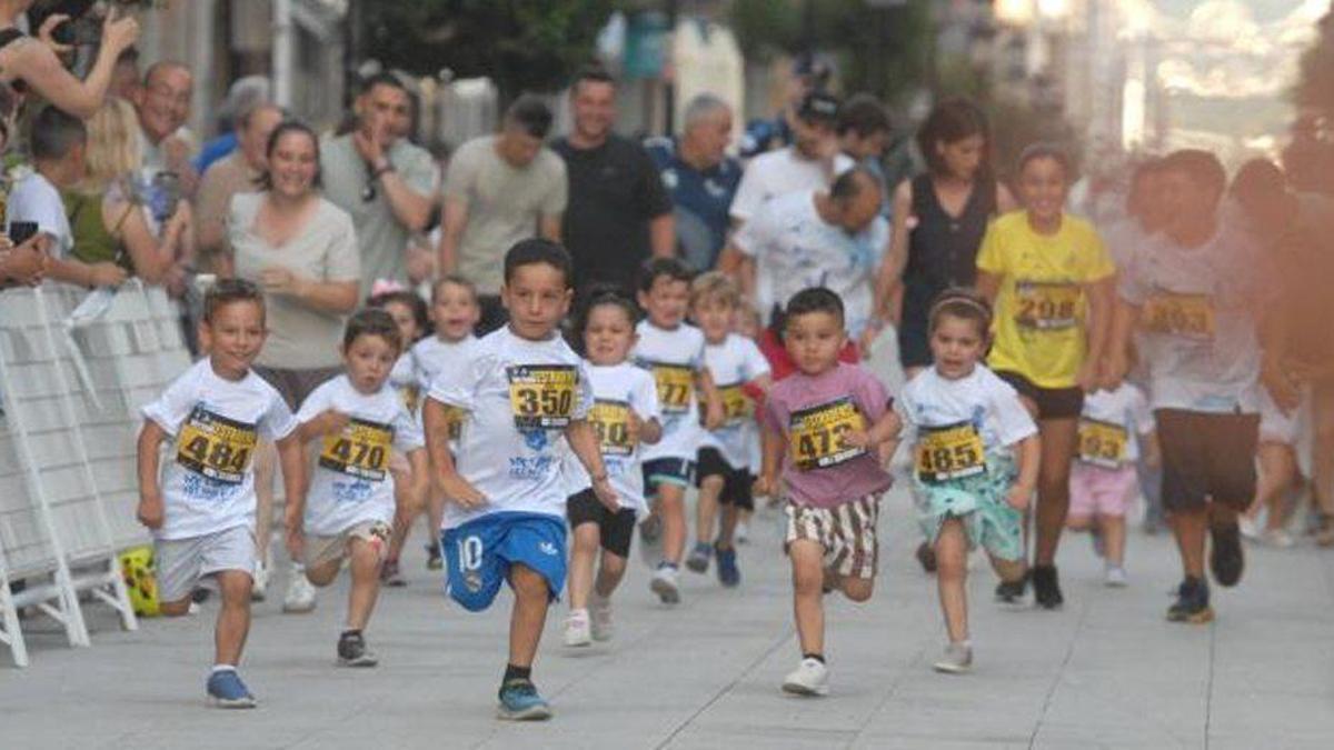 Una de las carreras de niños en la Nocturna Estradense. | BERNABÉ/JAVIER LALÍN