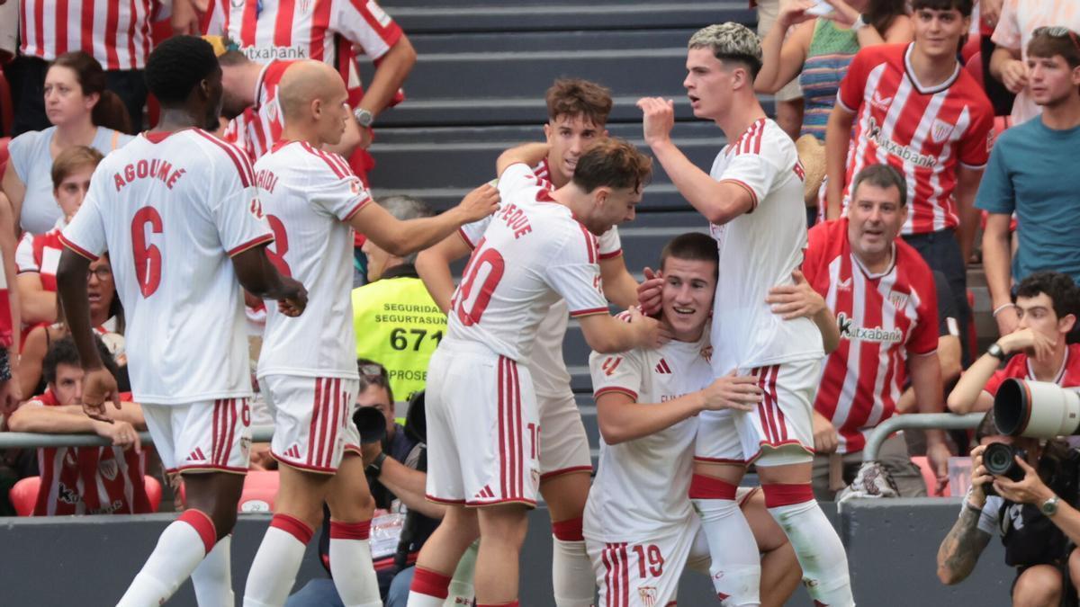 Oso celebra sus compañeros tras marcarle un gol ante el Athletic Club durante el partido de LaLiga este sábado en el estadio de San Mamés
