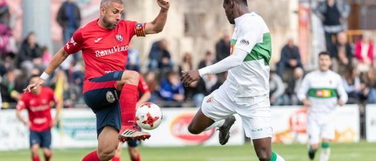 Sory Kaba lucha por un balón con un jugador del Olot.