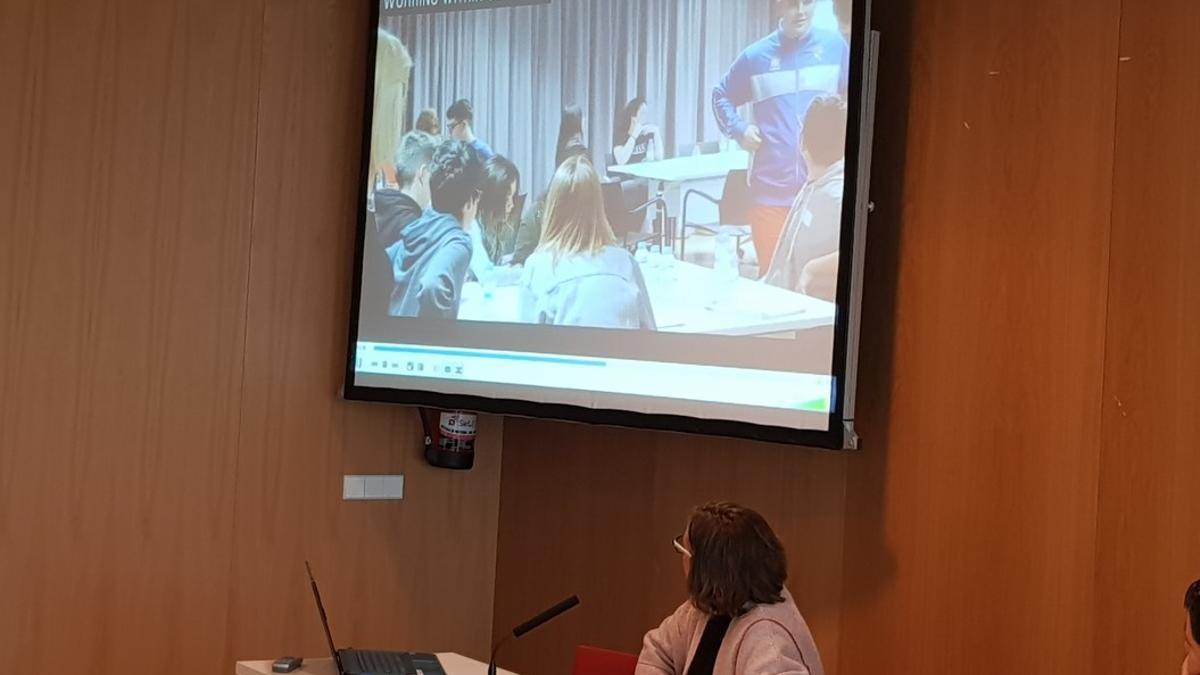 La concejala de Participación del Ayuntamiento de Esplugues, Montse Zamora, presentó el proyecto del Consell d'Infants.