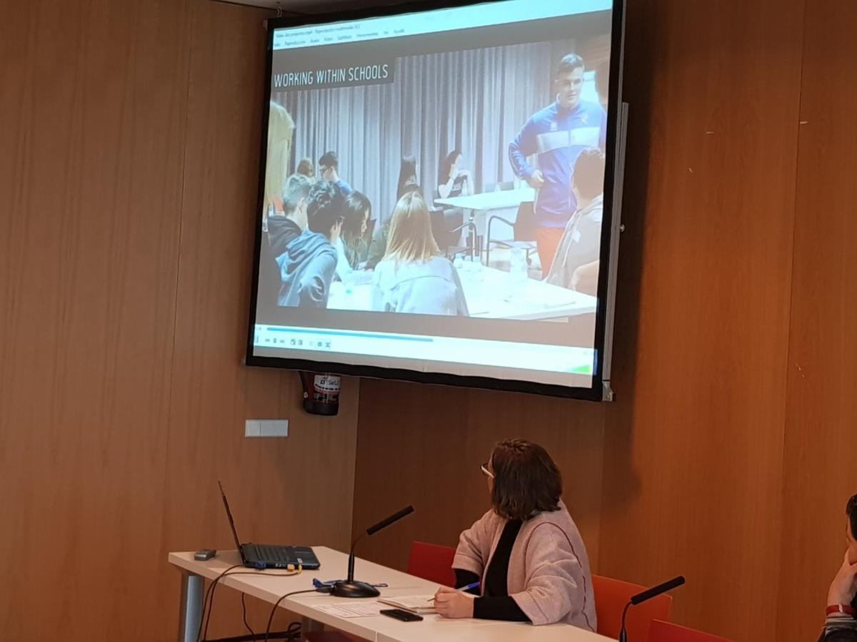 La regidora de Participació de l’Ajuntament d’Esplugues, Montse Zamora, va presentar el projecte del Consell d’Infants.
