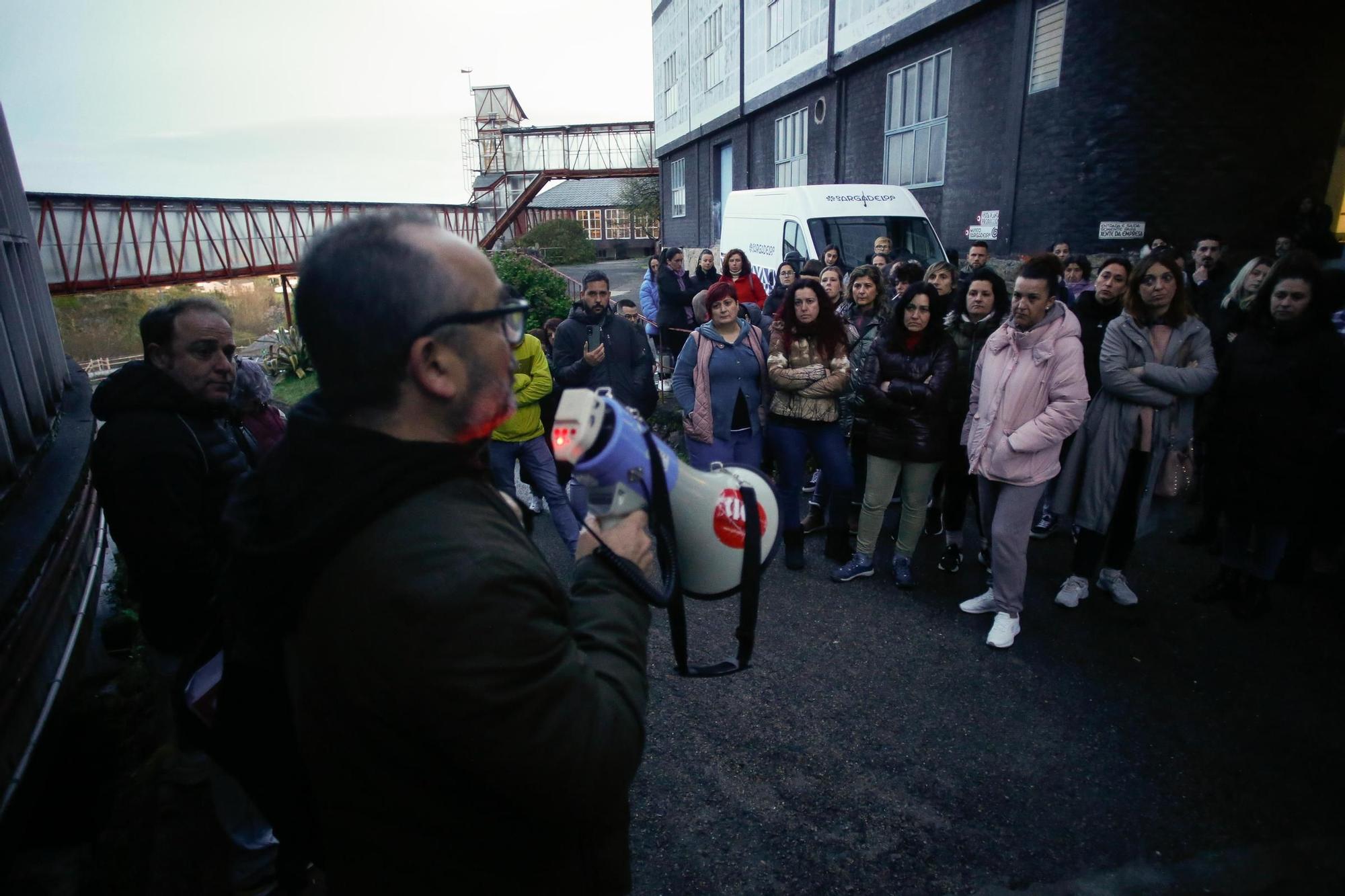 Sargadelos impide el acceso de los trabajadores a la planta de Cervo a primera hora de la mañana
