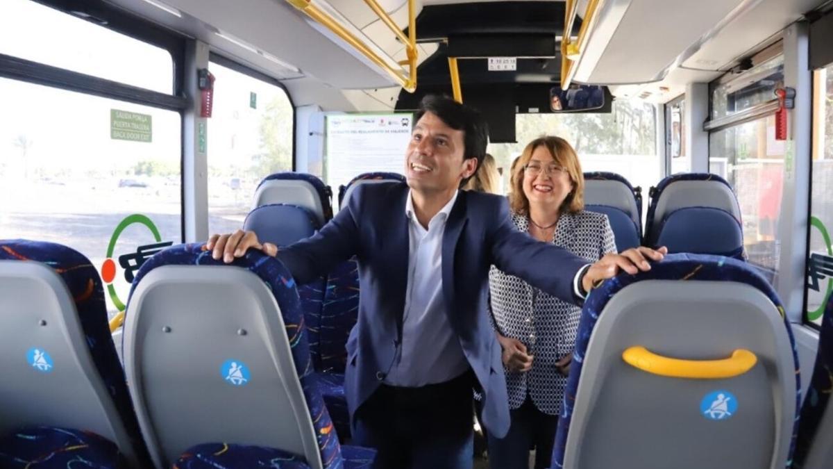 Marcos Bergaz y Esther Cabrera en una de las nuevas guaguas del transporte interurbano de Lanzarote.