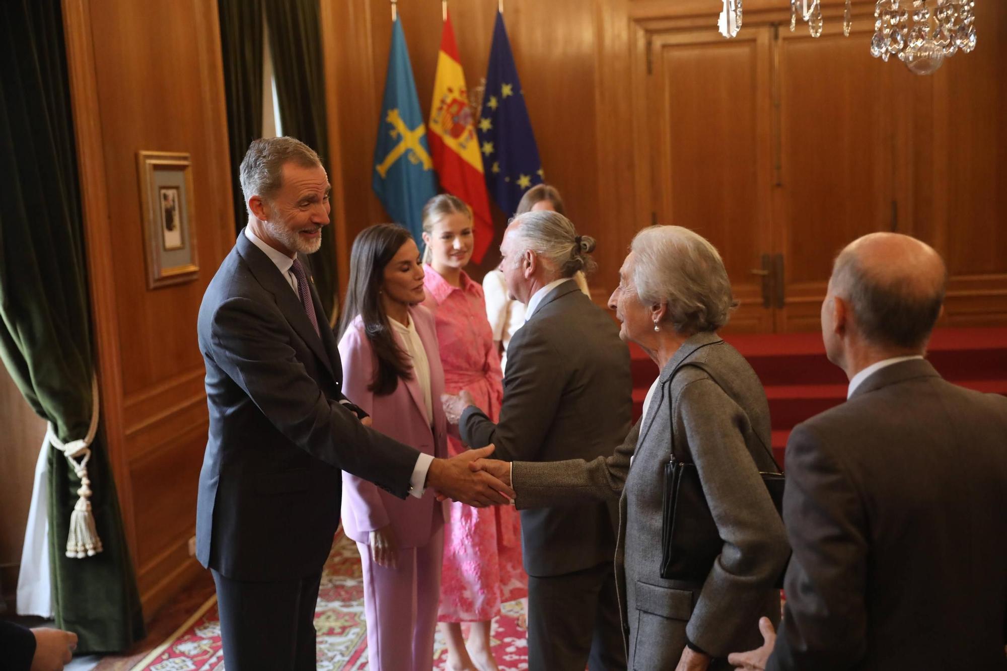 EN IMÁGENES: Así fue la recepción de los Reyes y sus hijas a los Premios Fin de Carrera de la Universidad de Oviedo