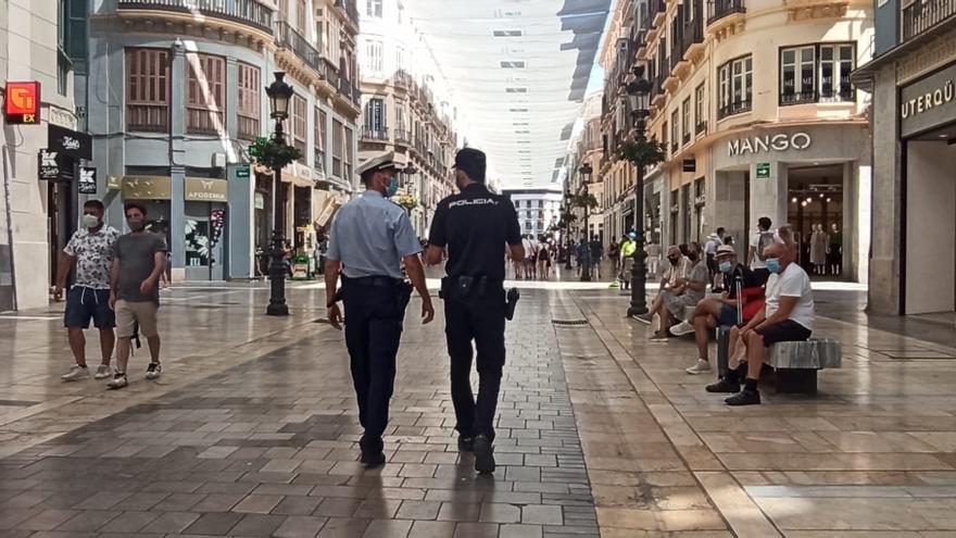 Un agente de la Policía alemana patrulla la ciudad a pie junto a un policía nacional