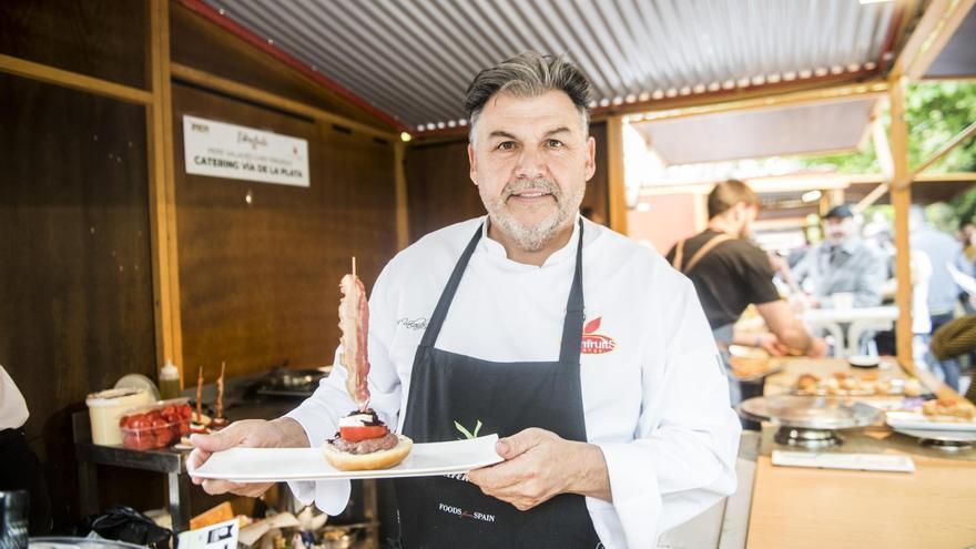 La tapa de Pepe Valadés ha sido ganadora del jurado profesional: hamburguesa con ternera, queso, jamón y tomate de Extremadura.