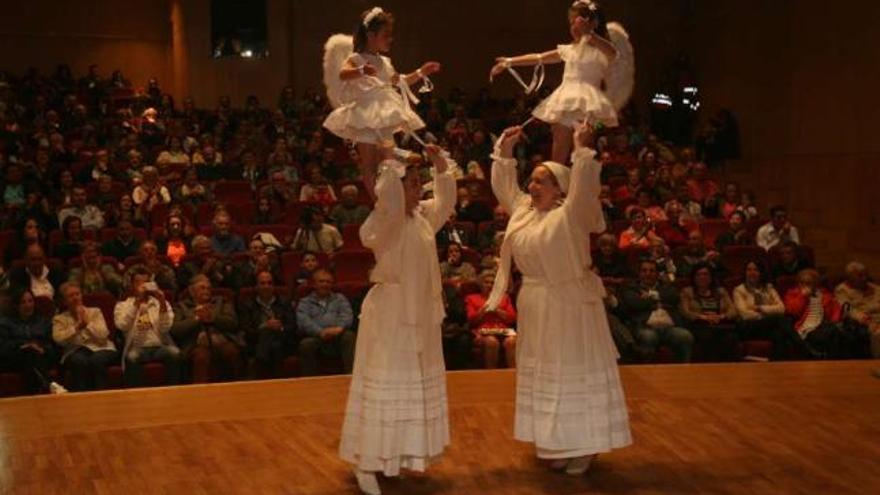 Las &quot;penlas&quot; bailan sobre las &quot;burras&quot;, ayer, en el Multiusos de A Xunqueira.  // Jesús de Arcos