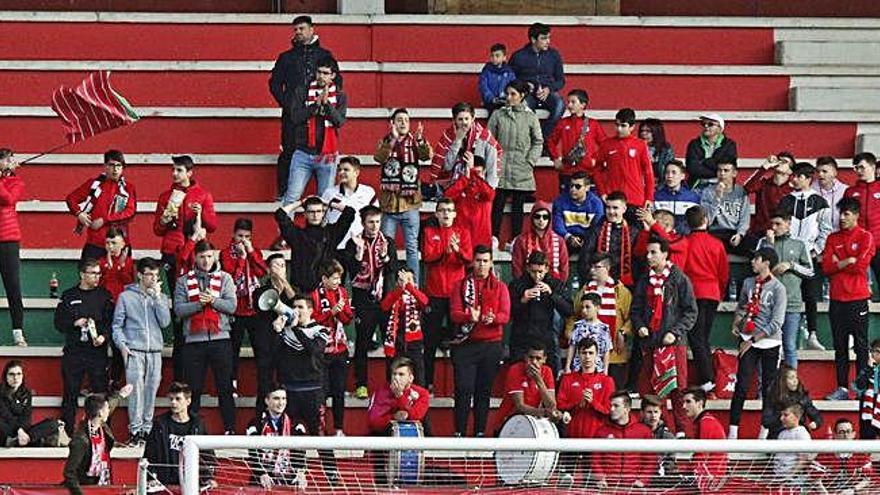 Imagen de la grada de animación ubicada en el fondo sur del estadio Ruta de la Plata.