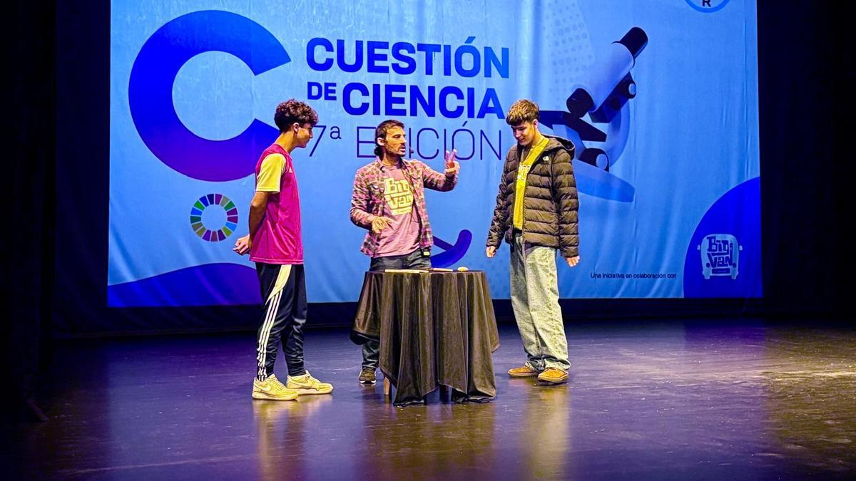 Oriol Morimón, de "Big Van Ciencia", con dos estudiantes langreanos.