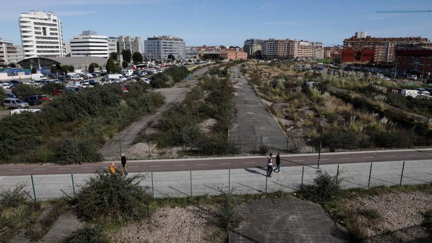 Terrenos en los que se ubicará la estación intermodal de Gijón. | JUAN PLAZA