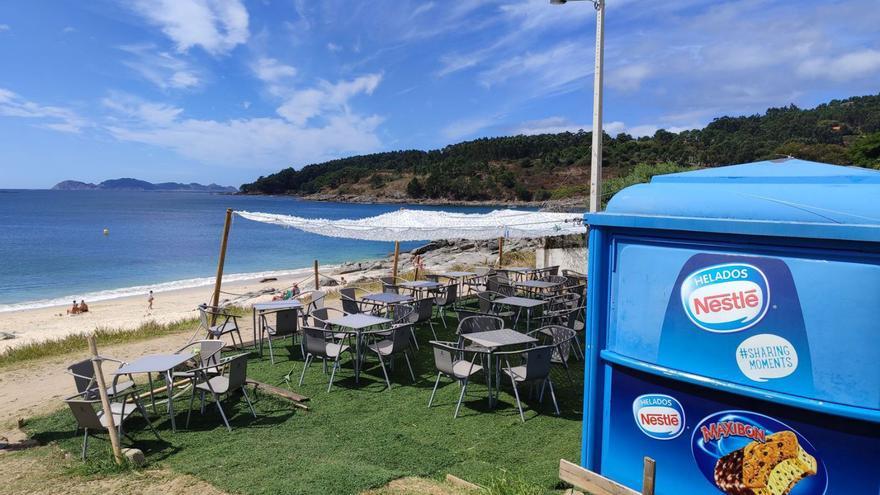 Chiringuito en una playa de Cangas. | Santos Álvarez