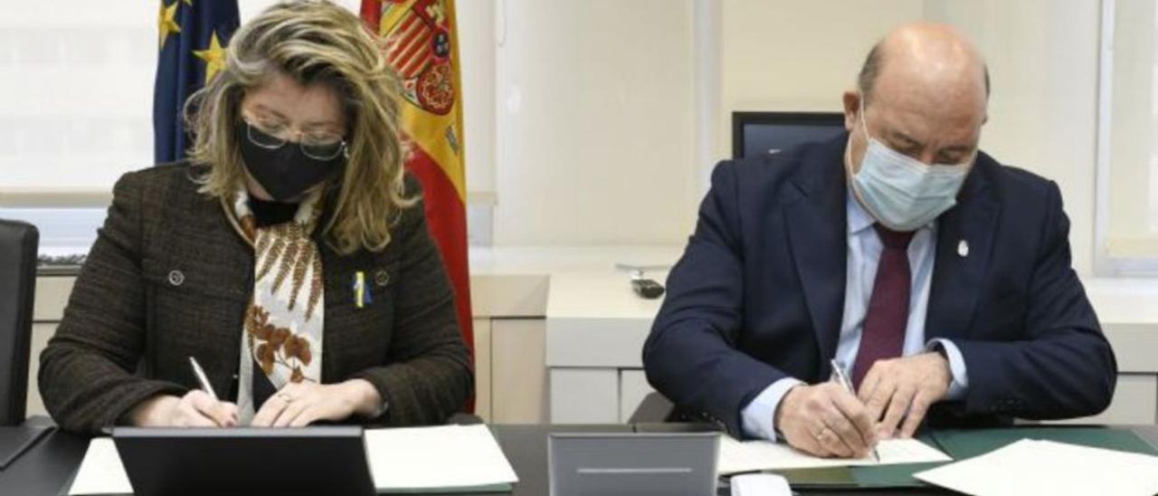 Pascual Lucas y María Luisa Domínguez firmaron el convenio.                    | A.C.