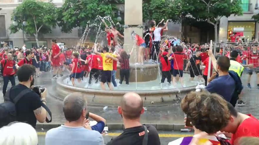 Real-Mallorca-Fans stürmen den Brunnen am Borne