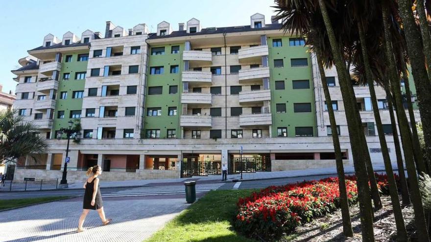 Edificios de la calle de Rodríguez Cabezas, en el barrio de Pumarín, donde actuó la banda de los &quot;rompellaves&quot; este verano.