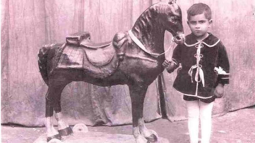 Fotografía de 1926 en la que posa con el caballo de juguete el padre del vecino que ayer lo donó al Museu dels Joguets.