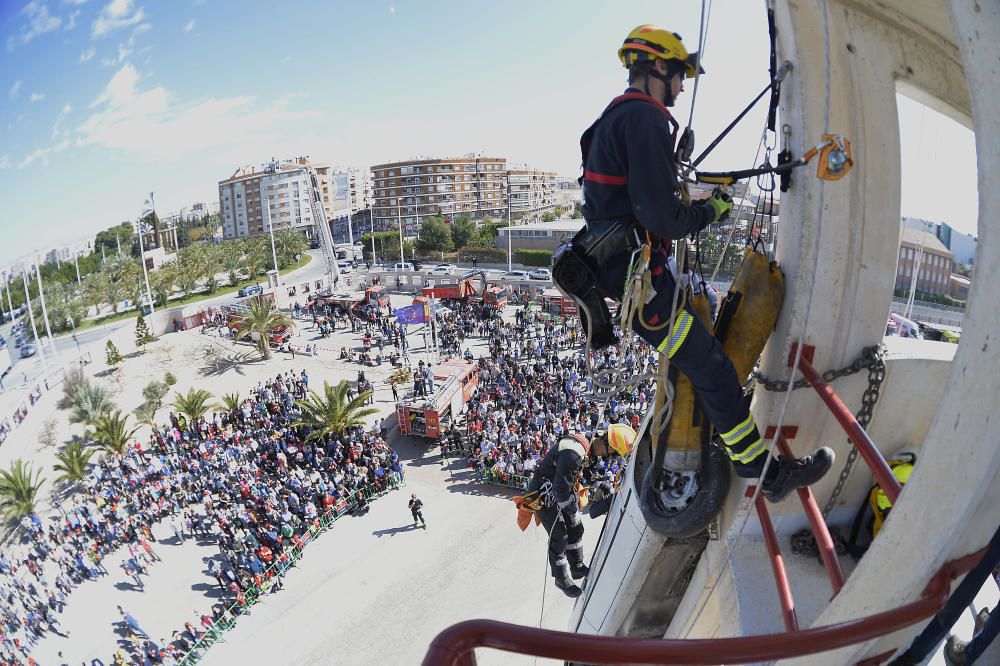 Simulacros de rescate por el 75 aniversario del Parque de Bomberos de Elche.