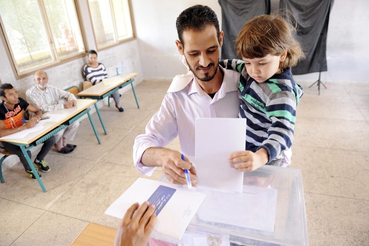 MAR06 RABAT (MARRUECOS) 07/10/2016.- Marroquíes votan durante las elecciones legislativas en un colegio electoral en Rabat, Marruecos, hoy, 7 de octubre de 2016. Los dos mayores rivales en estas elecciones, el islamista Abdelilah Benkirán y el laico Fuad al Omari (un izquierdista reconvertido en liberal) votaron ambos en sus respectivos colegios de la capital. EFE/Abdelhak Senna