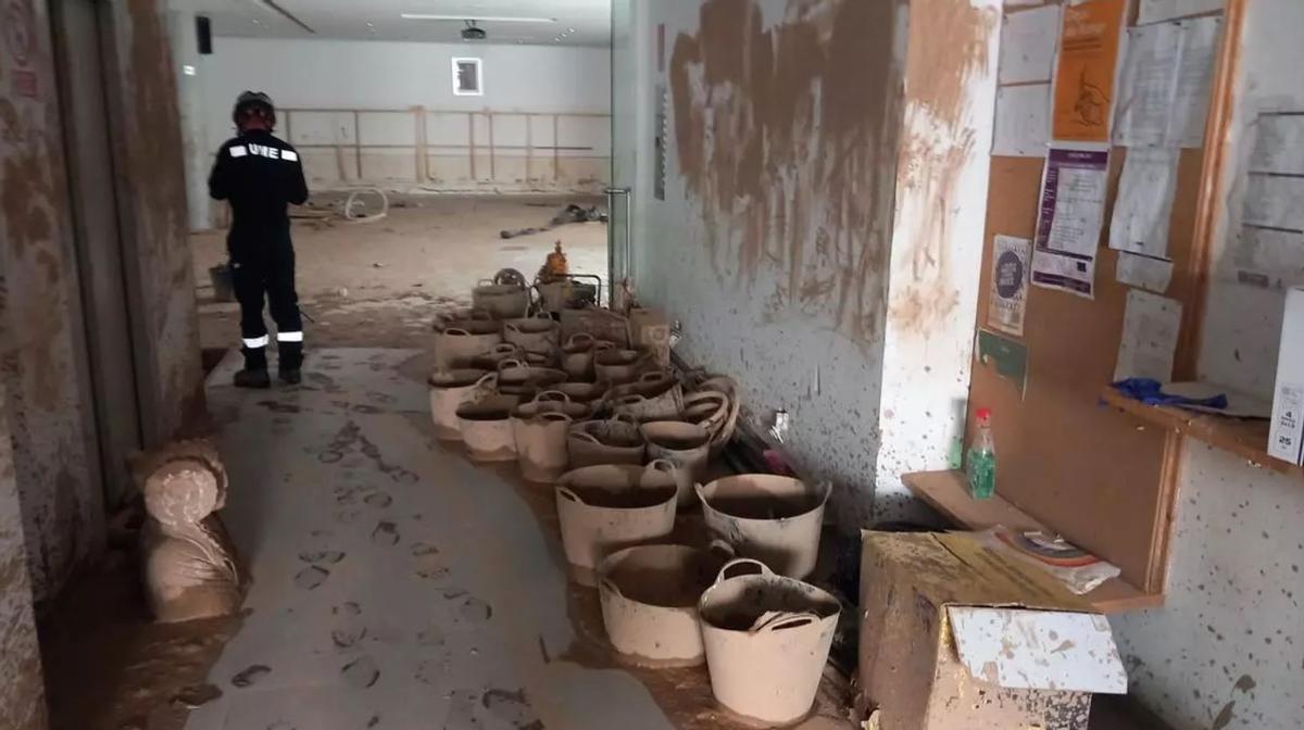 La Ume quinatndo lodo del Ayuntamiento de Sedaví tras la dana.