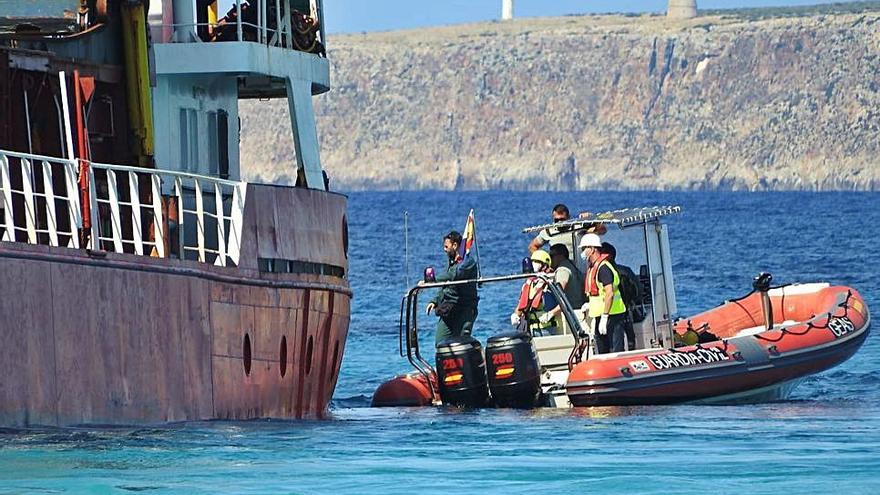 Inspectores de Capitanía Marítima y Guardia Civil abordan el buque a las 11 horas de ayer.