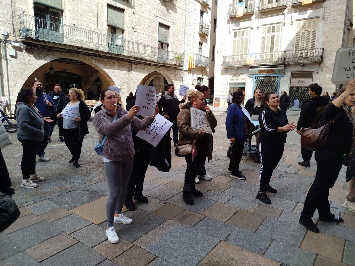 Les imatges de la protesta dels veïns de la Font de la Polvora davant l'oficina d'Endesa